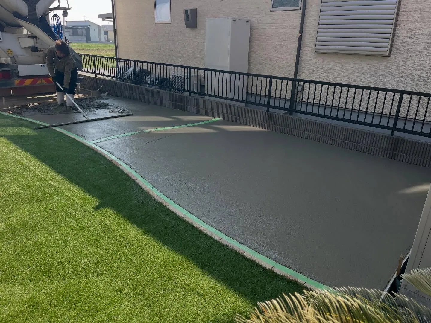 春が近づき、土間コンクリート工事が再開される時期になりました...