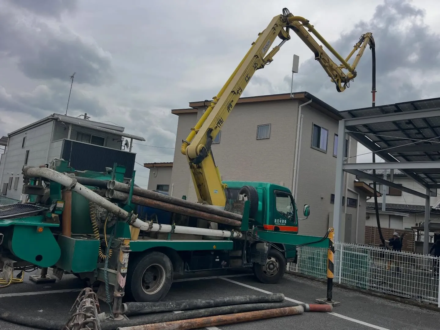 現場で土間コンクリートの打設が行われました。