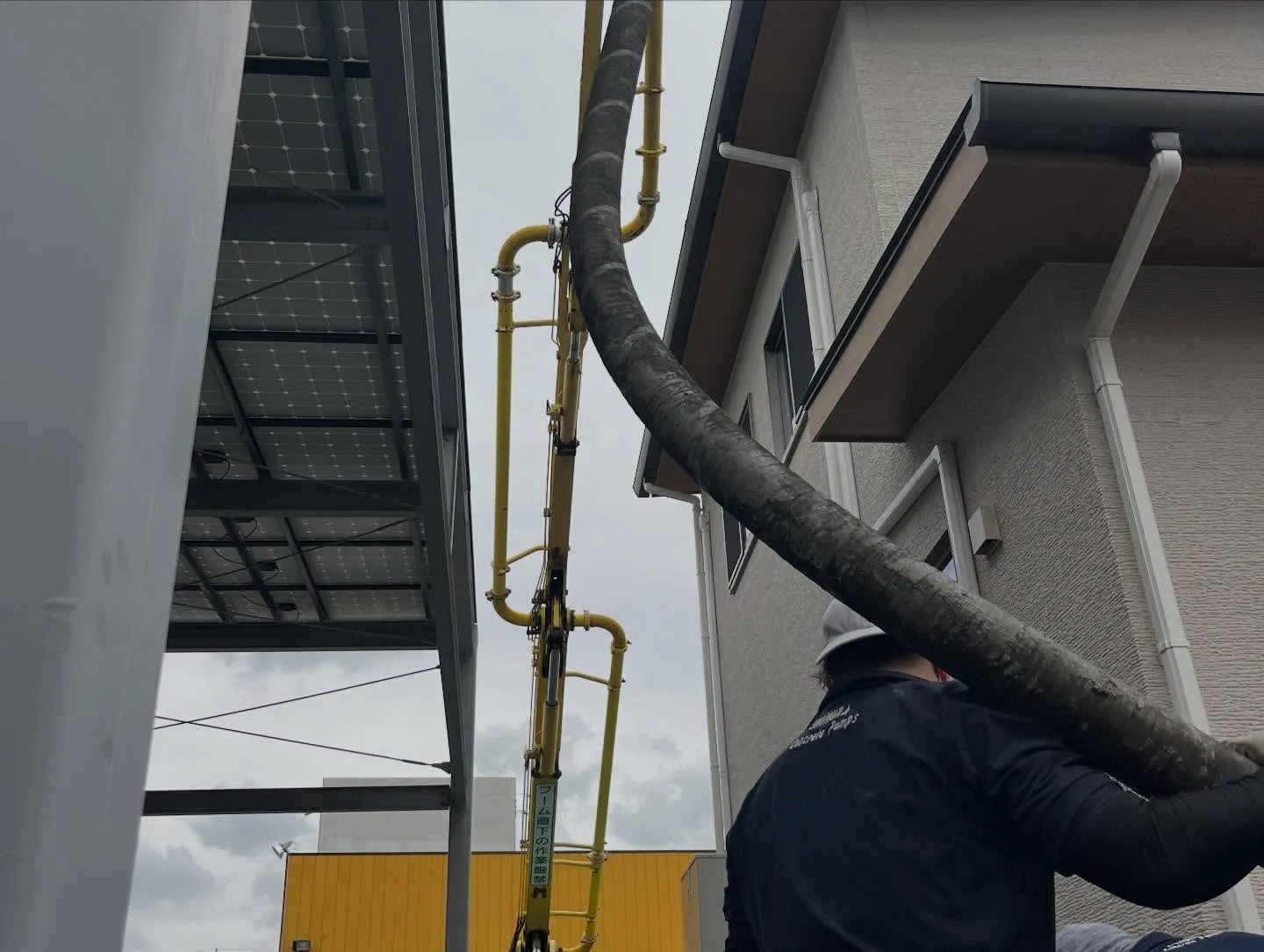 現場で土間コンクリートの打設が行われました。