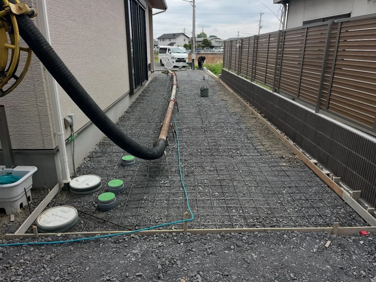 現場で土間コンクリートの打設が行われました。