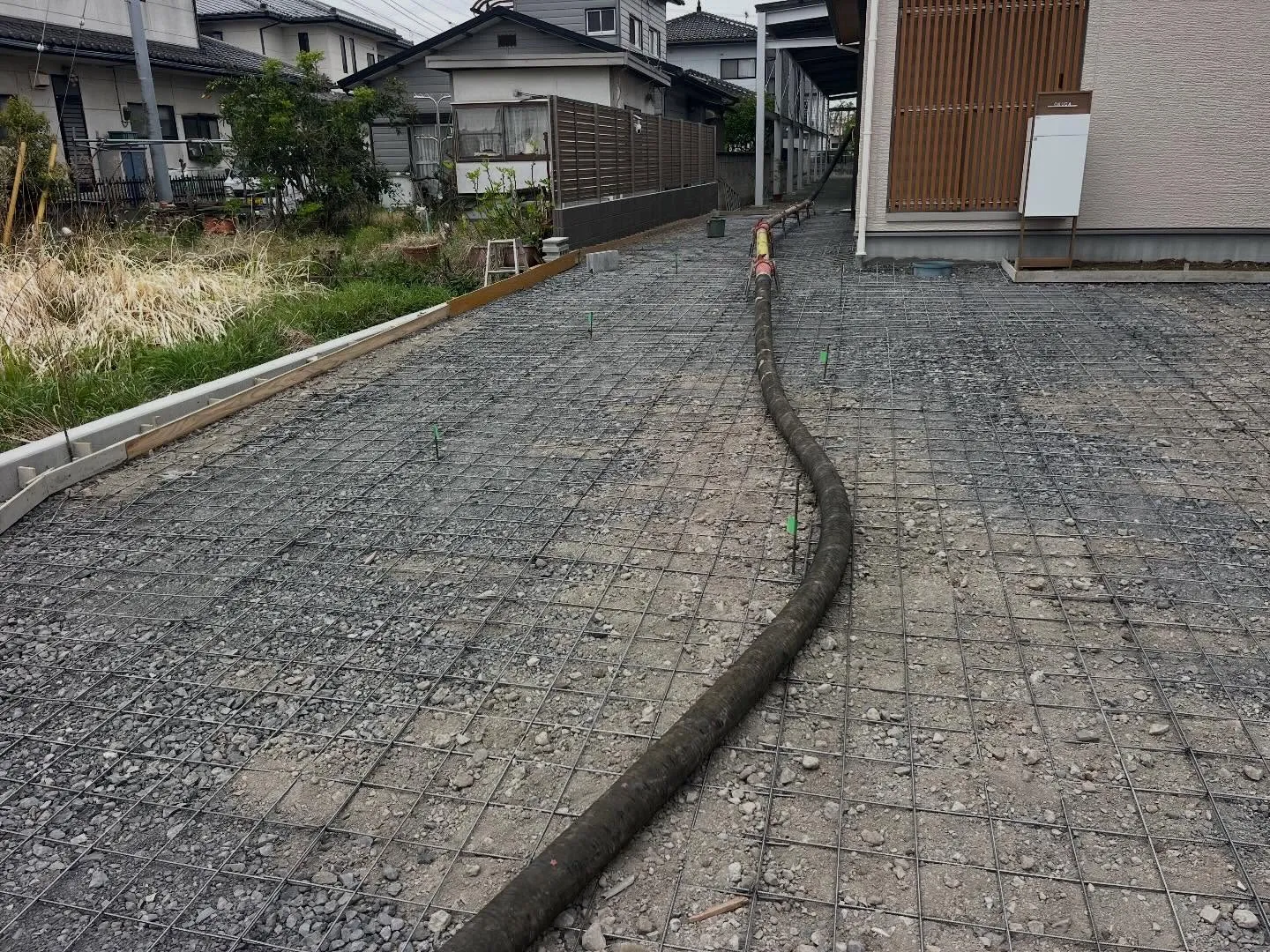 現場で土間コンクリートの打設が行われました。