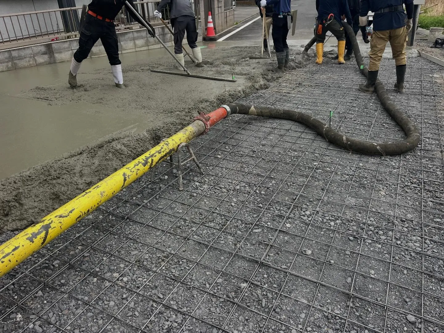 現場で土間コンクリートの打設が行われました。