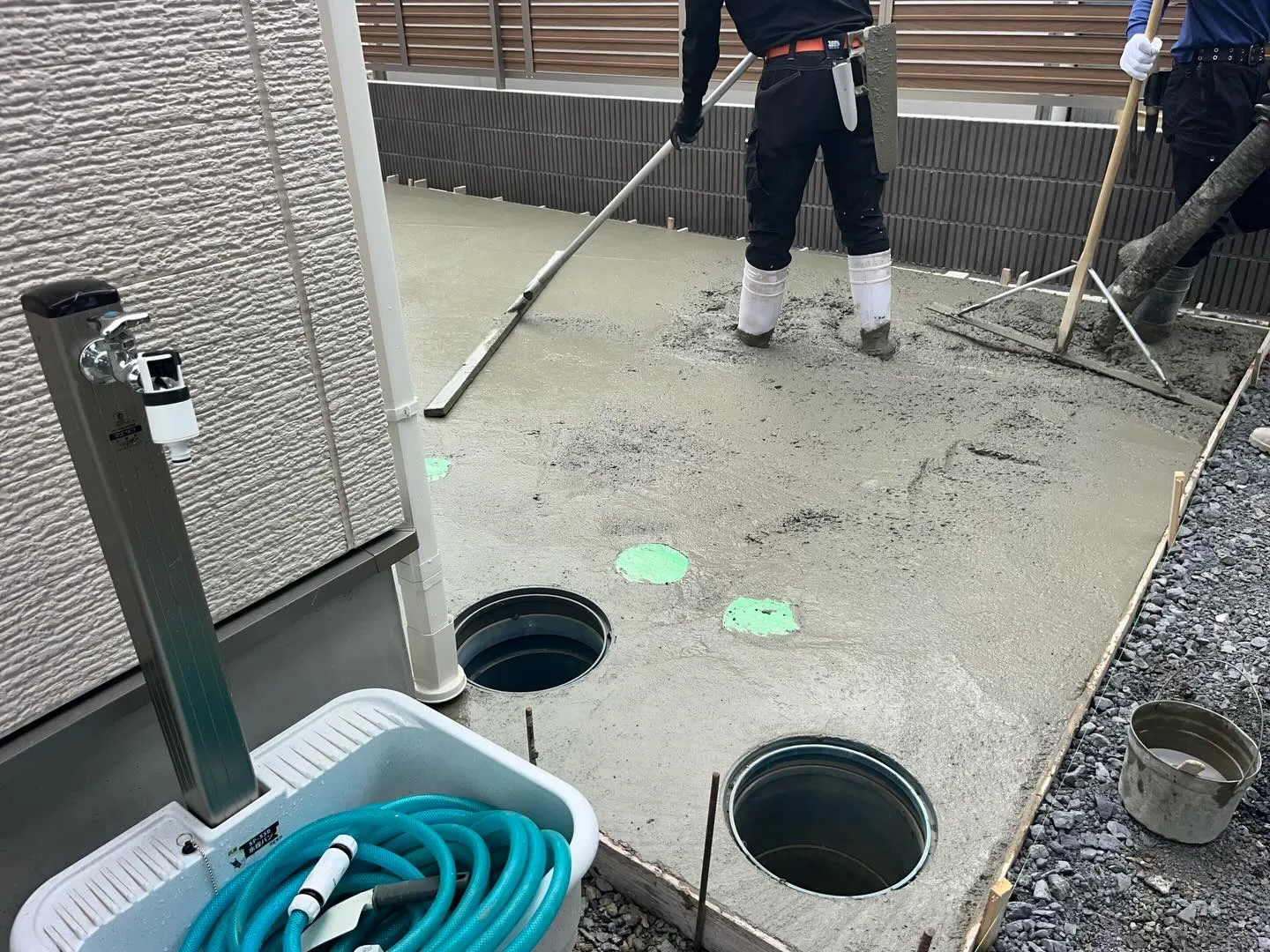 現場で土間コンクリートの打設が行われました。